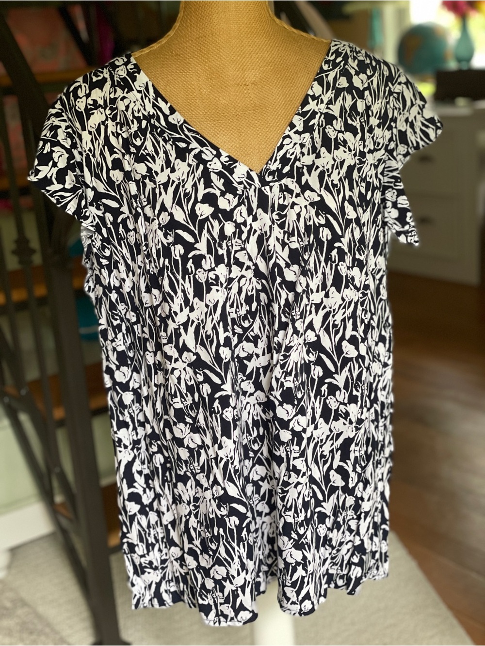 NWT Jones & Co. Floral V-neck Blouse